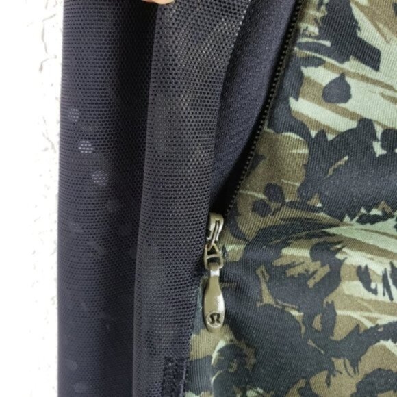 Lululemon Stop At Nothing Crop Desert Olive Camo size 4 - Picture 10 of 16